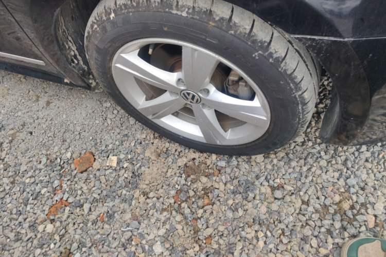 Used Volkswagen Passat 2011 1.8TSI Automatic Prestige Edition Right Front Wheel Hub