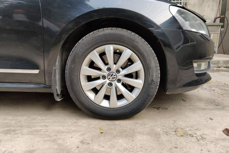 Used Volkswagen Passat 2011 1.4 TSI Manual Luxury Edition Right Front Wheel Hub