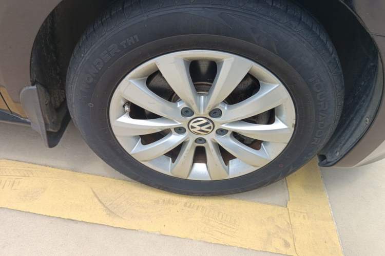 Used Volkswagen Passat 2011 1.8TSI Automatic Prestige Edition Right Front Wheel Hub