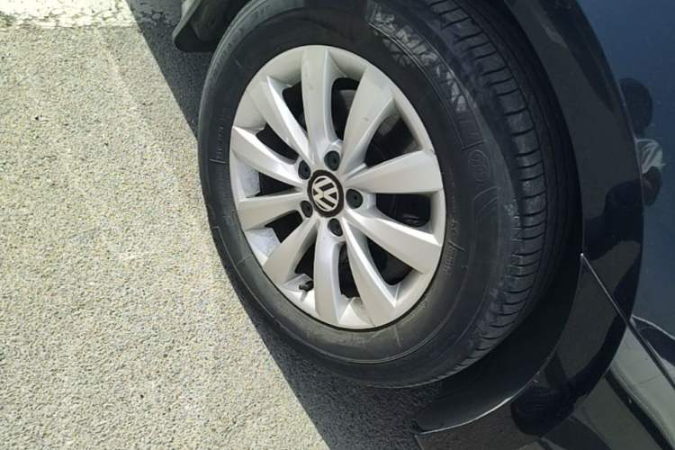 Used Volkswagen Passat 2011 1.4 TSI Manual Luxury Edition Right Front Wheel Hub