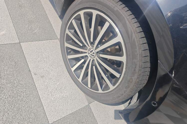 Used Volkswagen Passat 2011 3.0L V6 DSG Flagship Edition Right Front Wheel Hub