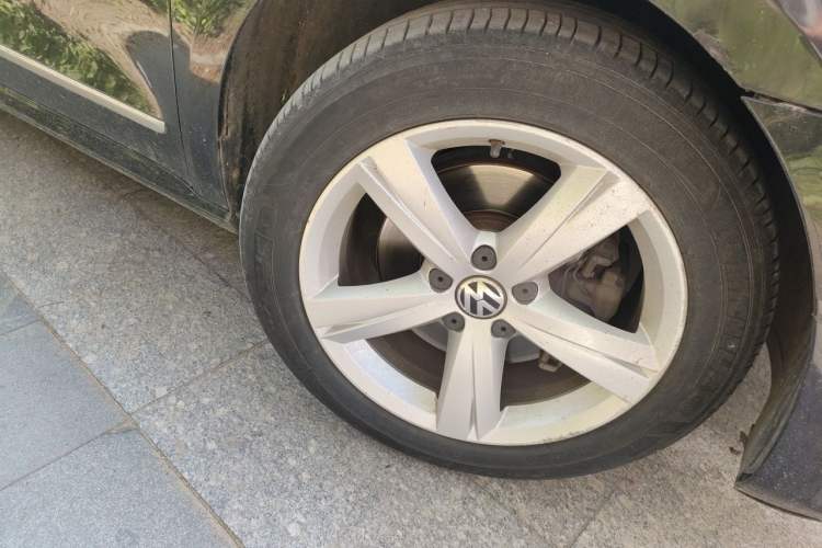 Used Volkswagen Passat 2011 1.8TSI DSG Prestige Edition Right Front Wheel Hub