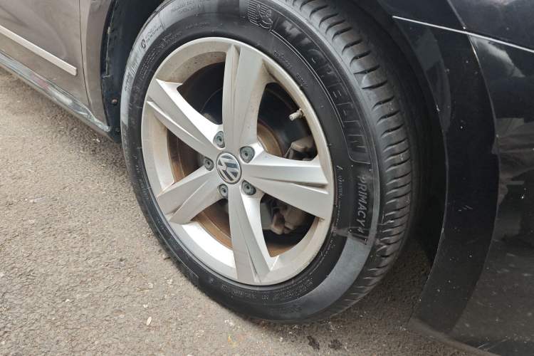 Used Volkswagen Passat 2011 1.8TSI DSG Prestige Edition Right Front Wheel Hub