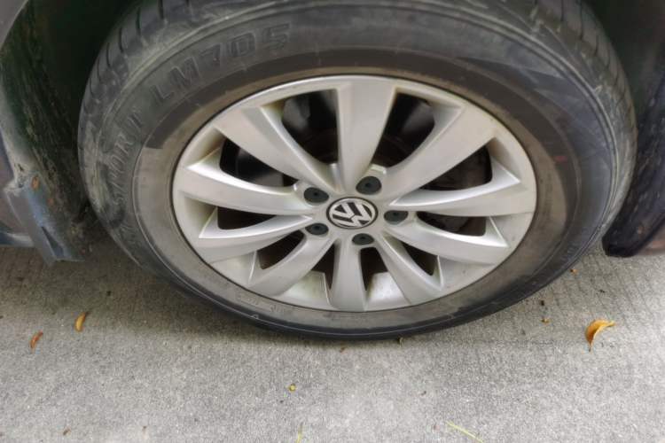 Used Volkswagen Passat 2011 1.8TSI Automatic Prestige Edition Right Front Wheel Hub