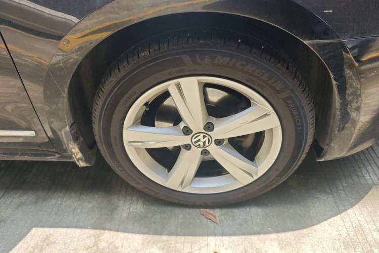 Used Volkswagen Passat 2011 1.8TSI DSG Prestige Edition Right Front Wheel Hub