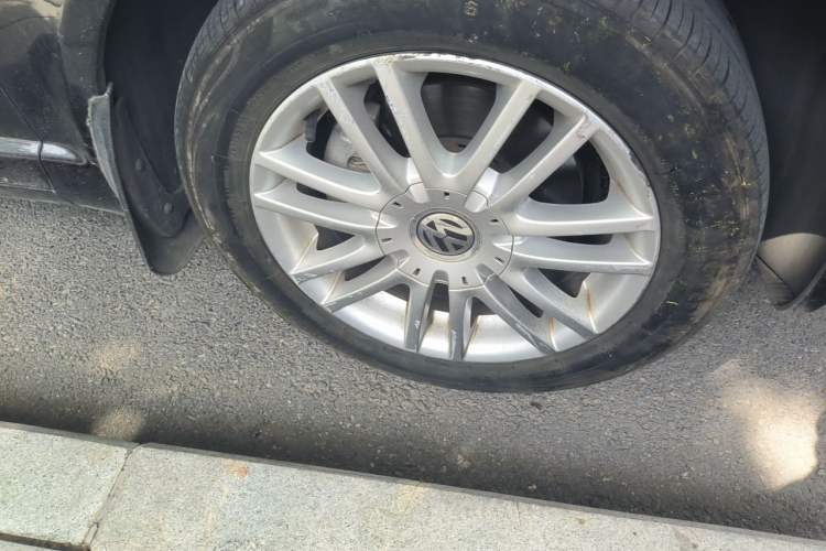 Used Volkswagen Passat 2011 1.8T Automatic Luxury Model Right Front Wheel Hub