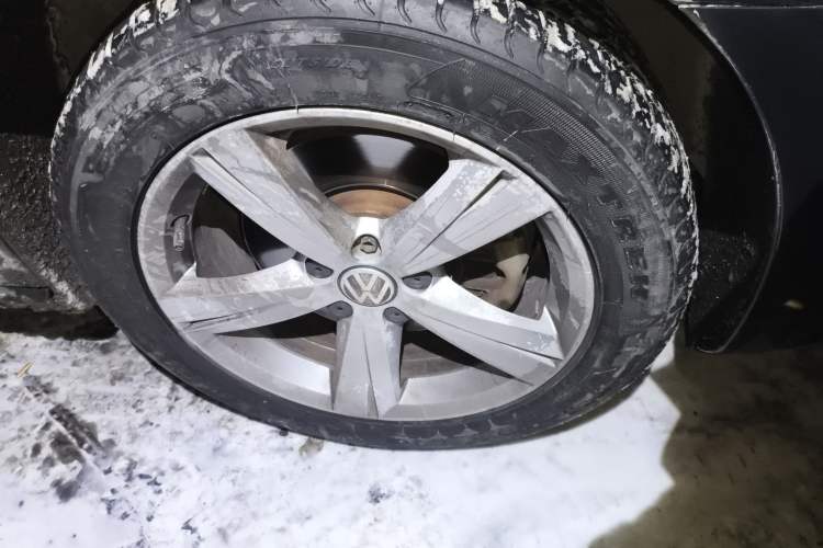 Used Volkswagen Passat 2011 1.8TSI DSG Prestige Edition Right Front Wheel Hub