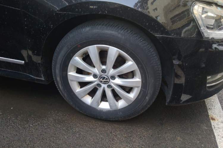 Used Volkswagen Passat 2011 1.8TSI Automatic Prestige Edition Right Front Wheel Hub