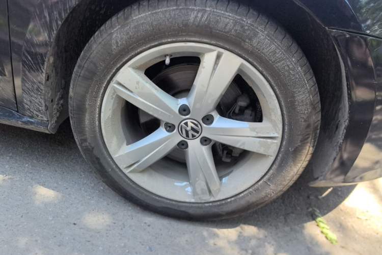 Used Volkswagen Passat 2011 1.8TSI DSG Prestige Edition Right Front Wheel Hub
