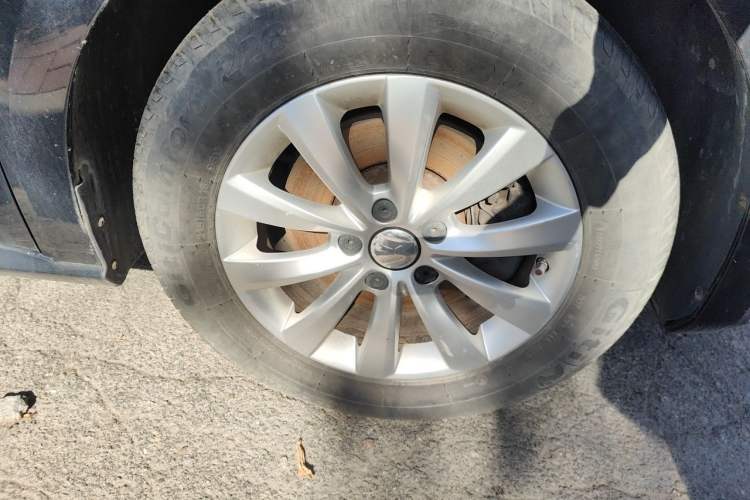 Used Volkswagen Passat 2011 1.4 TSI Manual Luxury Edition Right Front Wheel Hub