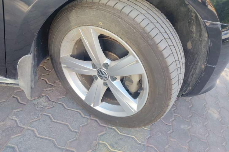 Used Volkswagen Passat 2011 1.8TSI DSG Prestige Edition Right Front Wheel Hub