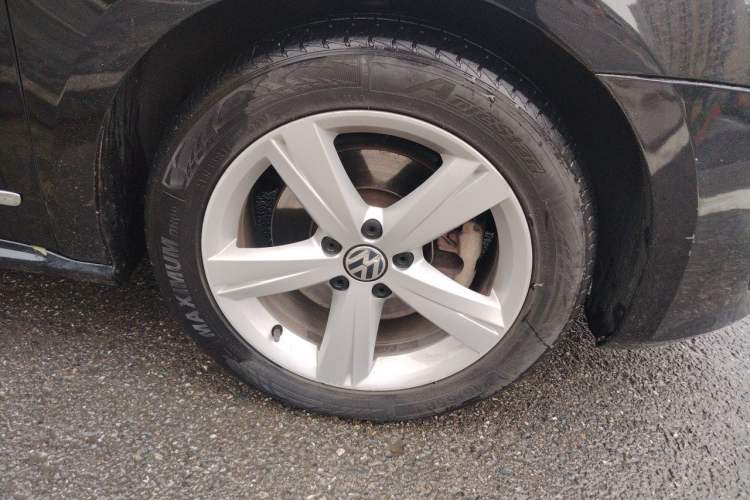 Used Volkswagen Passat 2011 1.8TSI DSG Prestige Edition Right Front Wheel Hub