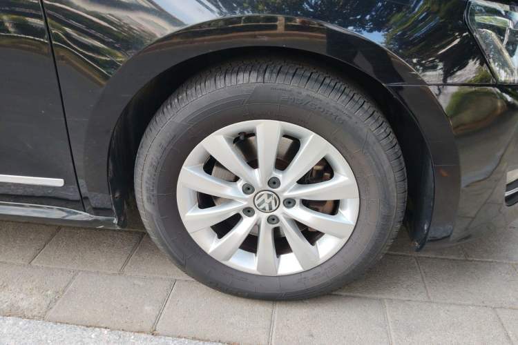 Used Volkswagen Passat 2011 1.8TSI Automatic Prestige Edition Right Front Wheel Hub