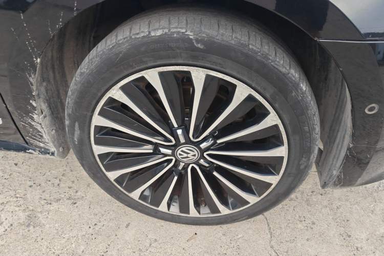 Used Volkswagen Passat 2011 3.0L V6 DSG Flagship Deluxe Edition Right Front Wheel Hub