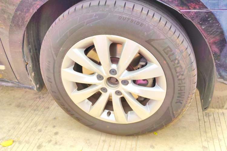 Used Volkswagen Passat  Right Front Wheel Hub