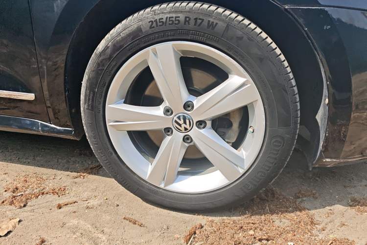 Used Volkswagen Passat 2011 1.8TSI DSG Prestige Edition Right Front Wheel Hub