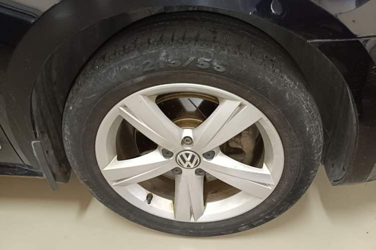 Used Volkswagen Passat 2011 2.0 TSI DSG Premium Edition Right Front Wheel Hub