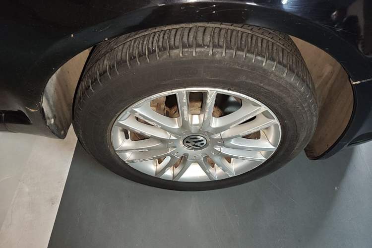 Used Volkswagen Passat 2011 1.8T Automatic Luxury Model Right Front Wheel Hub