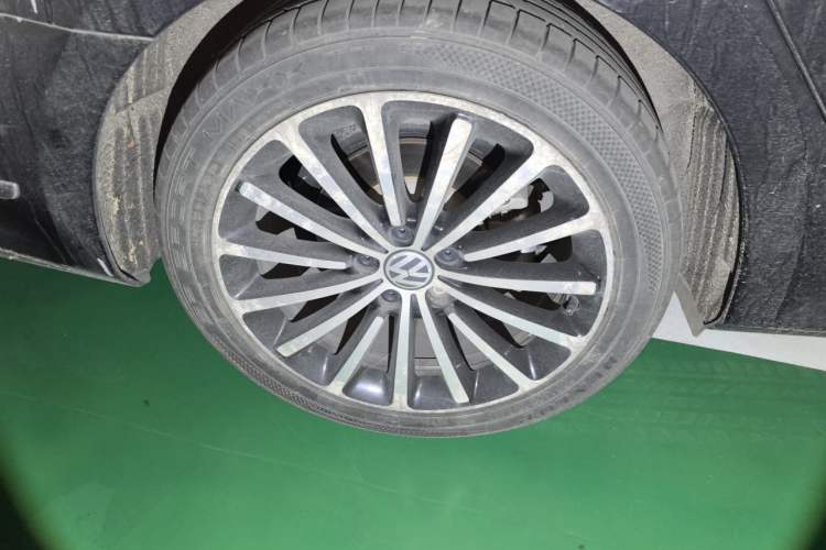 Used Volkswagen Passat 2011 3.0L V6 DSG Flagship Edition Right Front Wheel Hub