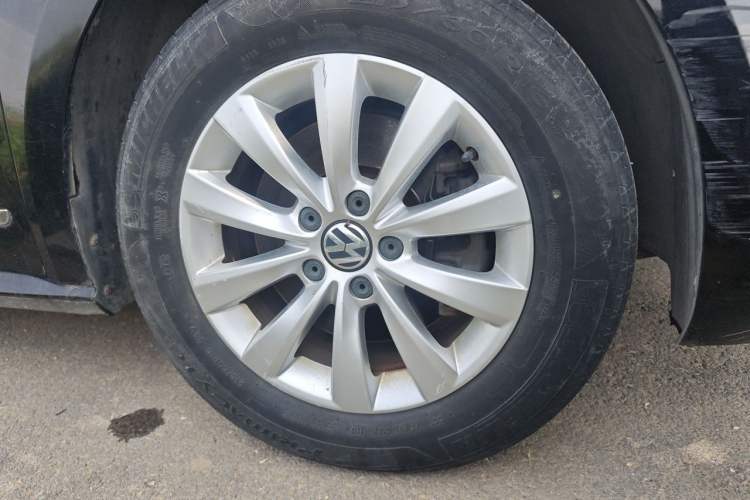 Used Volkswagen Passat 2011 1.4 TSI Manual Luxury Edition Right Front Wheel Hub