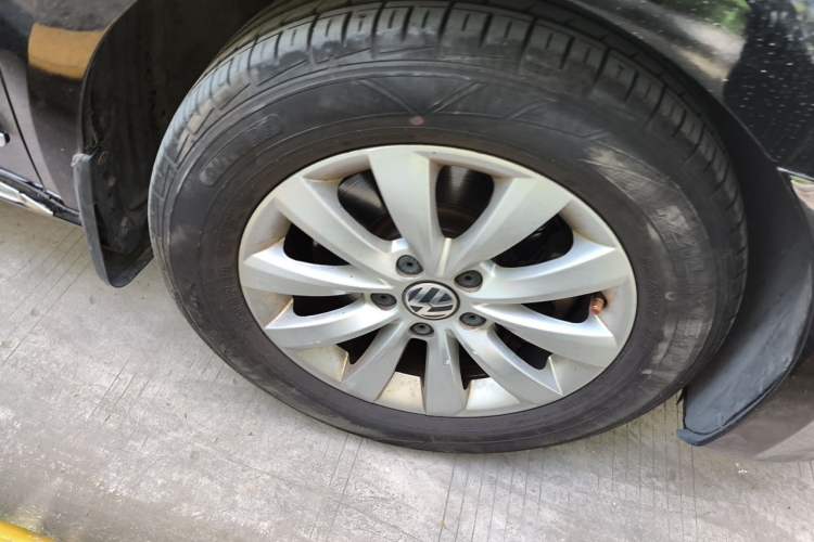 Used Volkswagen Passat 2011 1.8TSI Automatic Prestige Edition Right Front Wheel Hub