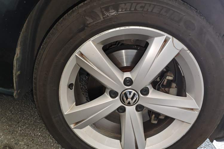 Used Volkswagen Passat 2011 1.8TSI DSG Prestige Edition Right Front Wheel Hub