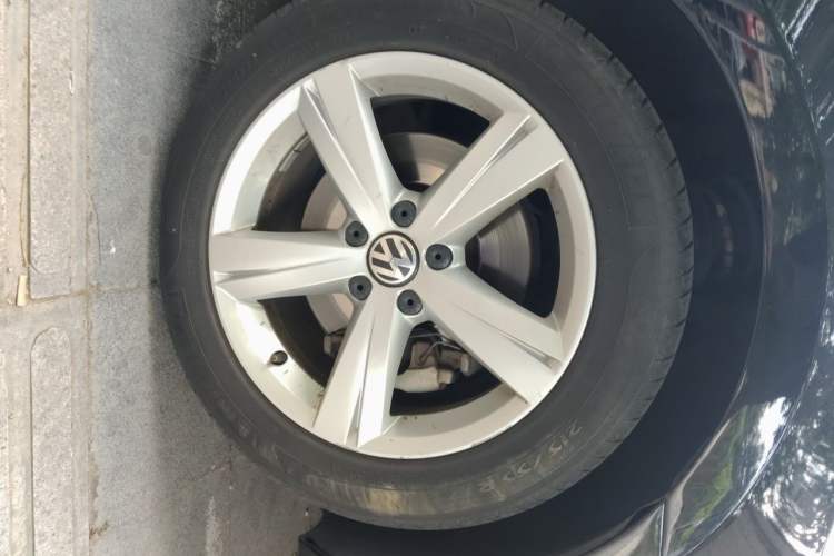 Used Volkswagen Passat 2011 1.8TSI DSG Prestige Edition Right Front Wheel Hub