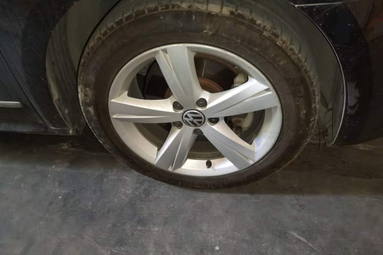 Used Volkswagen Passat 2011 1.8TSI DSG Prestige Edition Right Front Wheel Hub