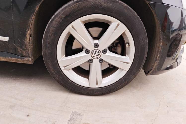 Used Volkswagen Passat 2011 1.8TSI DSG Prestige Edition Right Front Wheel Hub