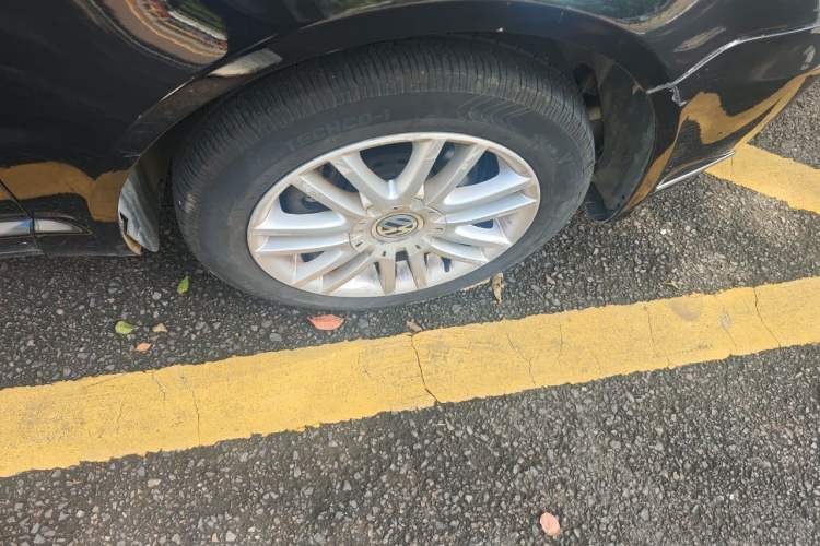 Used Volkswagen Passat 2011 1.8T Automatic Luxury Model Right Front Wheel Hub