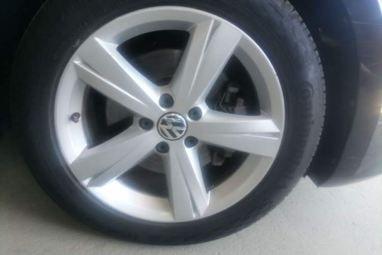 Used Volkswagen Passat 2011 1.8TSI DSG Prestige Edition Right Front Wheel Hub