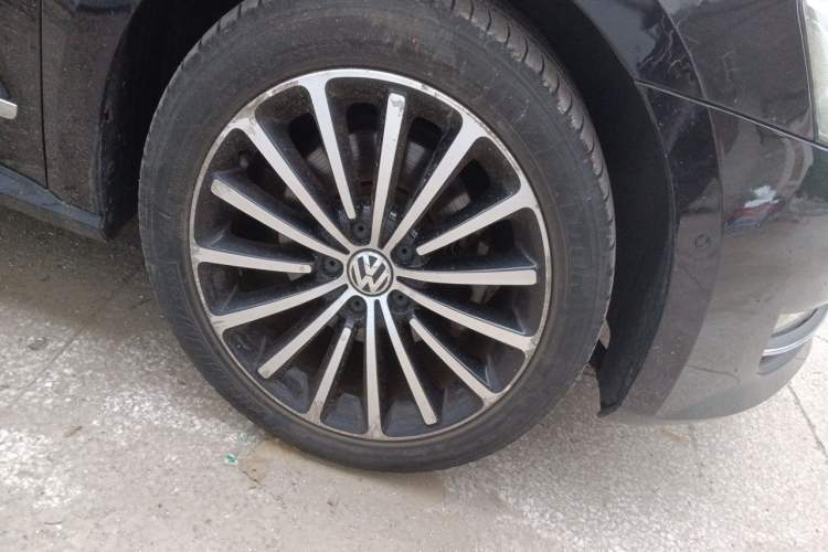 Used Volkswagen Passat 2011 3.0L V6 DSG Flagship Deluxe Edition Right Front Wheel Hub