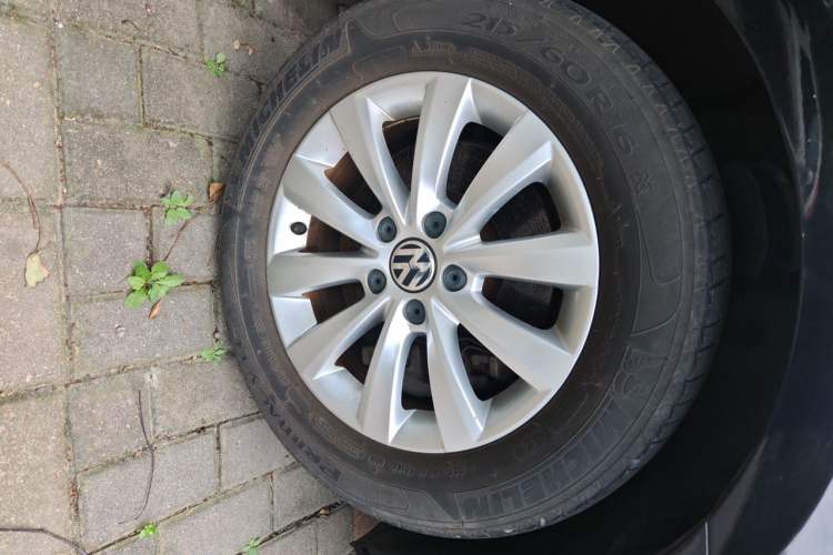 Used Volkswagen Passat 2011 1.8TSI Automatic Prestige Edition Right Front Wheel Hub