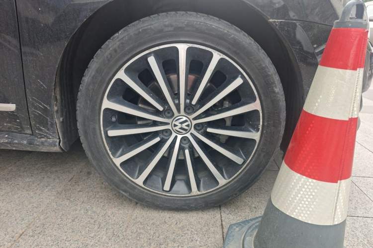 Used Volkswagen Passat 2011 1.8TSI DSG Prestige Edition Right Front Wheel Hub