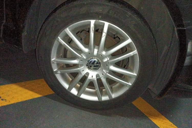 Used Volkswagen Passat 2011 1.8T Automatic Luxury Model Right Front Wheel Hub