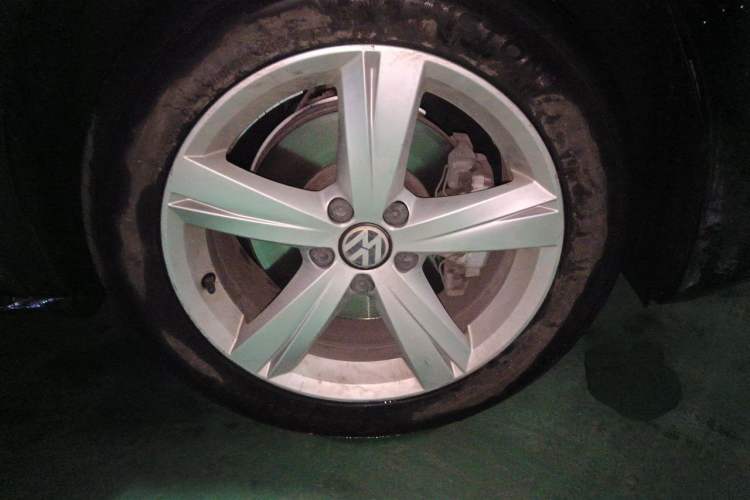 Used Volkswagen Passat 2011 1.8TSI DSG Prestige Edition Right Front Wheel Hub