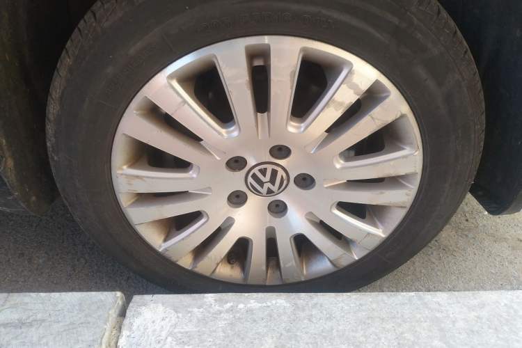 Used Volkswagen Passat 2011 1.8T Automatic Luxury Model Right Front Wheel Hub