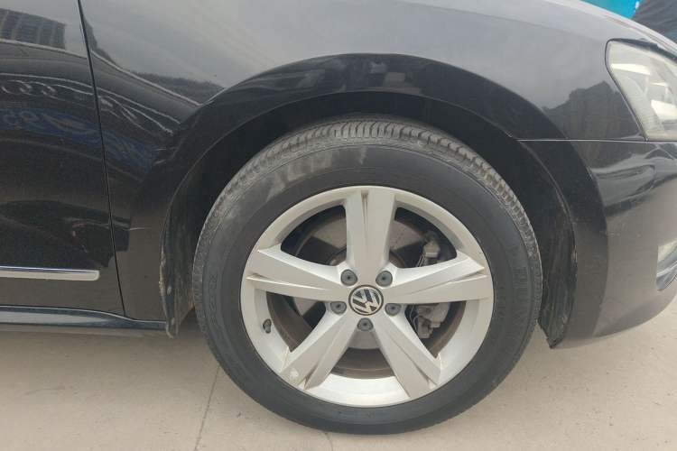 Used Volkswagen Passat 2011 1.8TSI DSG Prestige Edition Right Front Wheel Hub