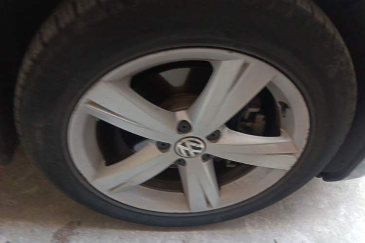 Used Volkswagen Passat 2011 1.8TSI DSG Prestige Edition Right Front Wheel Hub