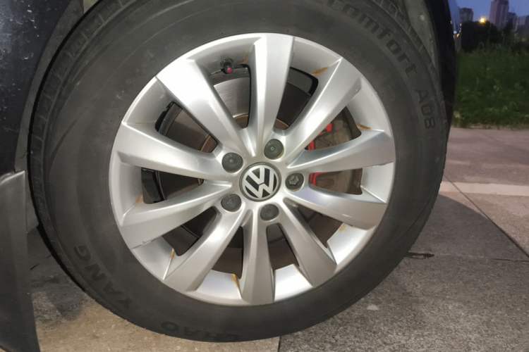 Used Volkswagen Passat 2011 1.8TSI Automatic Prestige Edition Right Front Wheel Hub