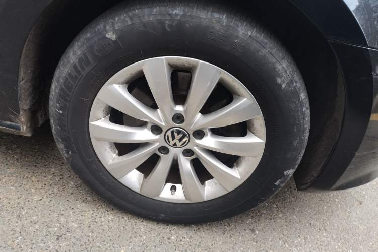 Used Volkswagen Passat 2011 1.8TSI Automatic Prestige Edition Right Front Wheel Hub