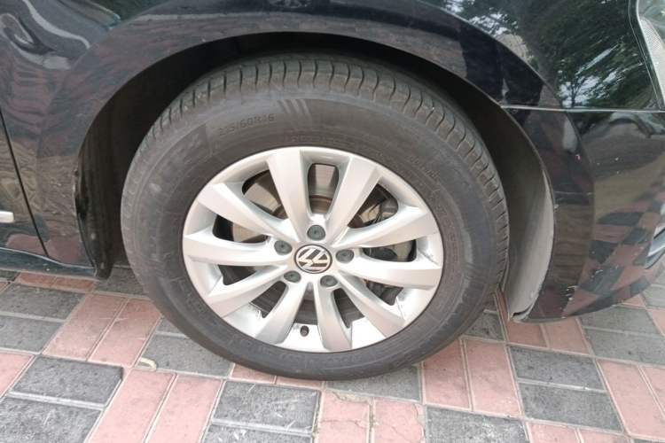 Used Volkswagen Passat 2011 1.8 TSI DSG Prestige Edition Right Front Wheel Hub