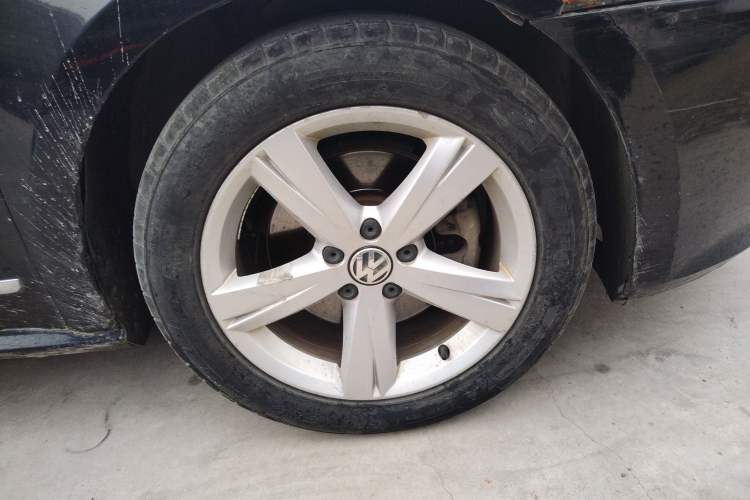 Used Volkswagen Passat 2011 1.8TSI DSG Prestige Edition Right Front Wheel Hub