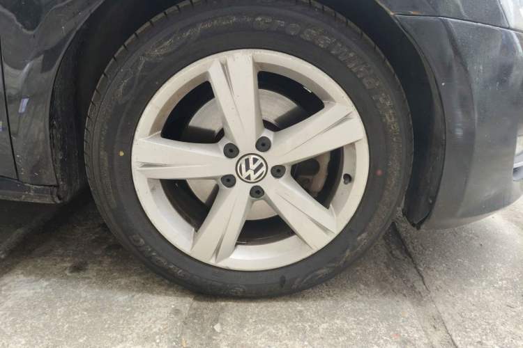 Used Volkswagen Passat 2011 1.8TSI DSG Prestige Edition Right Front Wheel Hub