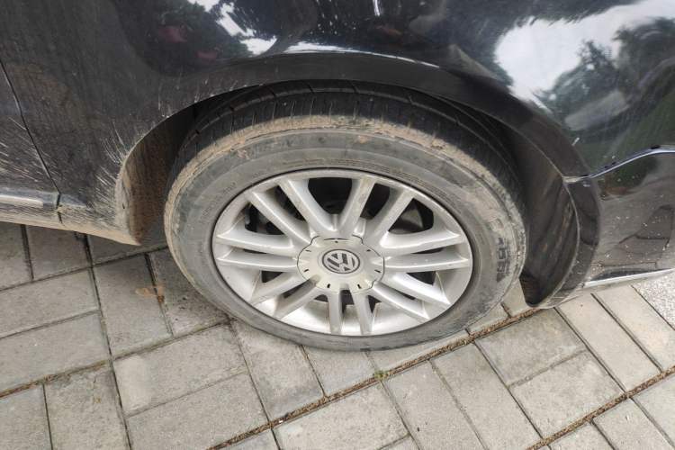 Used Volkswagen Passat 2011 1.8T Automatic Luxury Model Right Front Wheel Hub