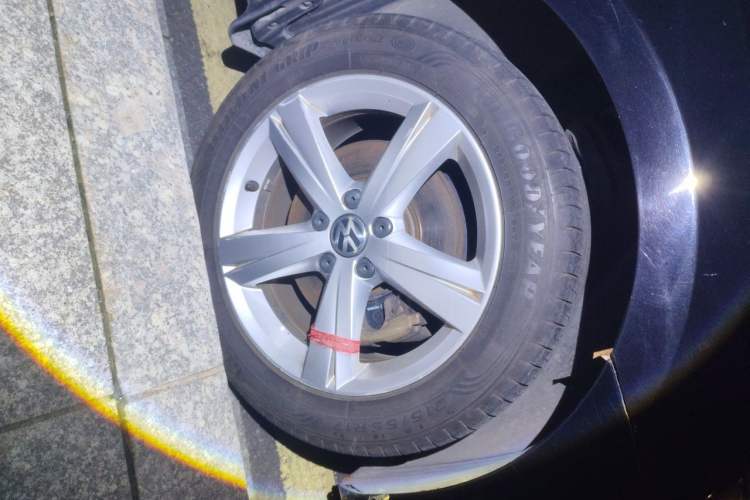 Used Volkswagen Passat 2011 1.8TSI DSG Prestige Edition Right Front Wheel Hub