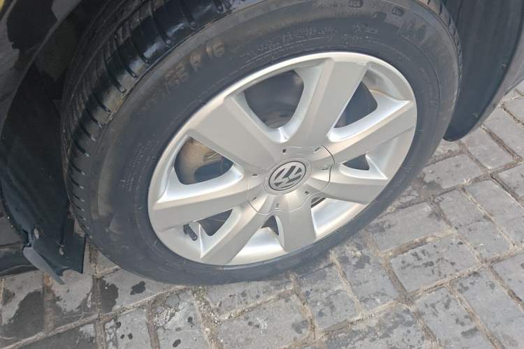 Used Volkswagen Passat 2011 1.8T Manual Luxury Model Right Front Wheel Hub