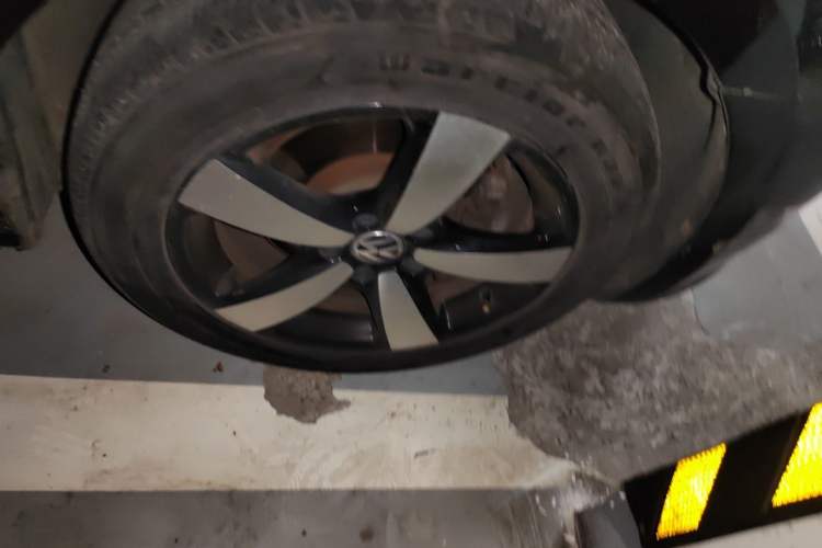 Used Volkswagen Passat 2011 1.8TSI DSG Prestige Edition Right Front Wheel Hub