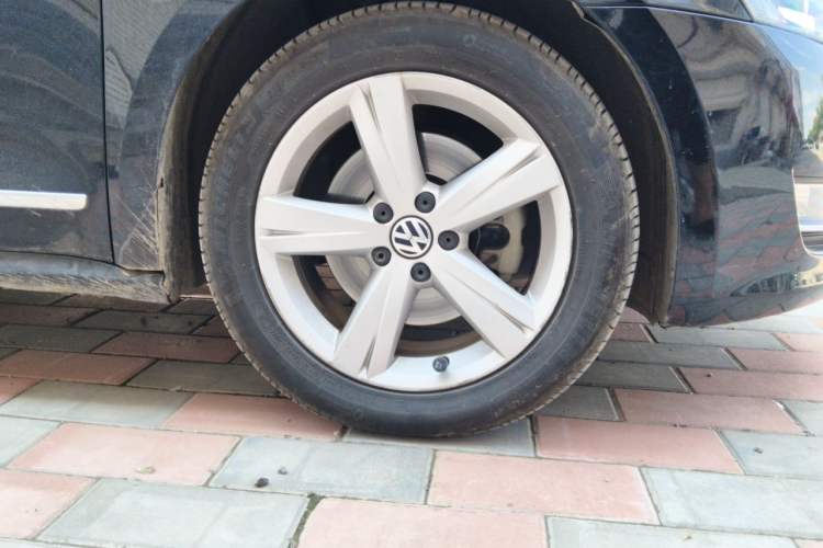 Used Volkswagen Passat 2011 1.8TSI DSG Prestige Edition Right Front Wheel Hub