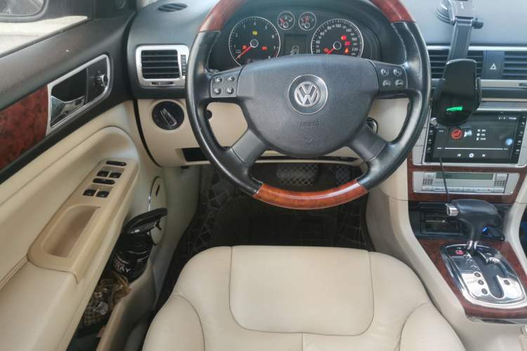 Used Volkswagen Passat 2011 1.8T Automatic Luxury Model Steering Wheel